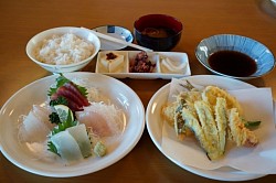 おまかせ定食A　1,800円　本日のお刺身と天ぷらの盛合せ