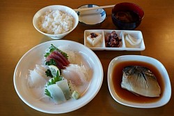 おまかせ定食B　1,800円　本日のお刺身と煮付け